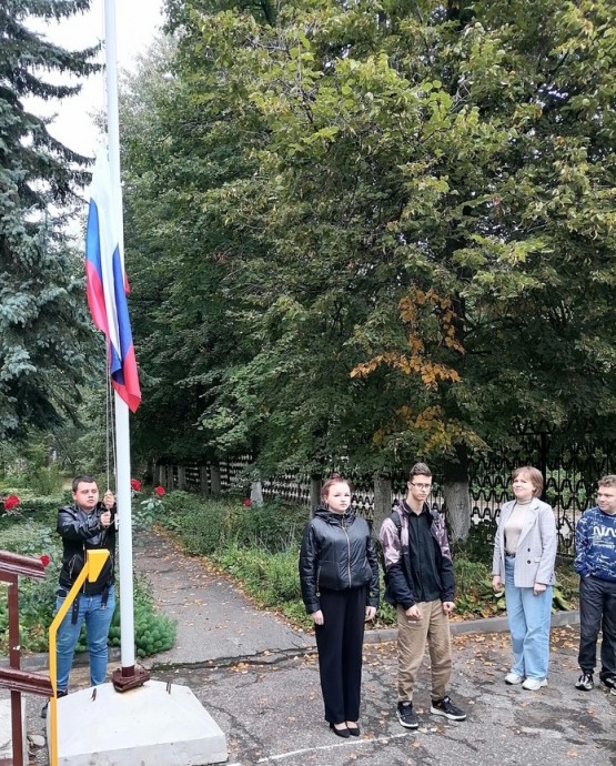 Торжественная линейка с церемонией поднятия флага Российской Федерации